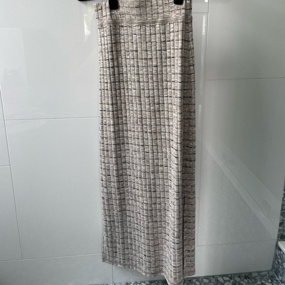 Aritiza Wilfred Free knit midi skirt with matching top - Picture 4 of 6